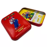Plechovka Super Mario s balíčky karet - červená a bílá plechovka mají stejný obsah
