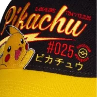 Detail kšiltovky Pokémon s japonským nápisem Pikachu