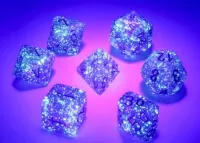 Sada kostek Chessex Gemini Borealis Luminary Royal Purple/Gold Polyhedral 7-Die Set ve tmě